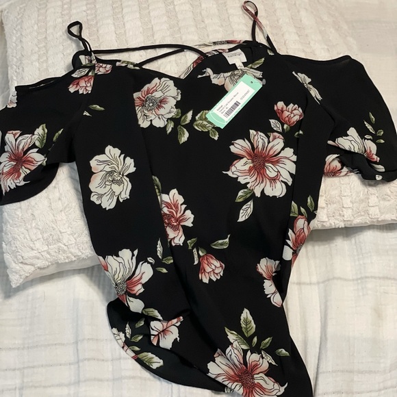 Kaileigh cold shoulder blouse, Sz XL, NWT - Picture 4 of 5